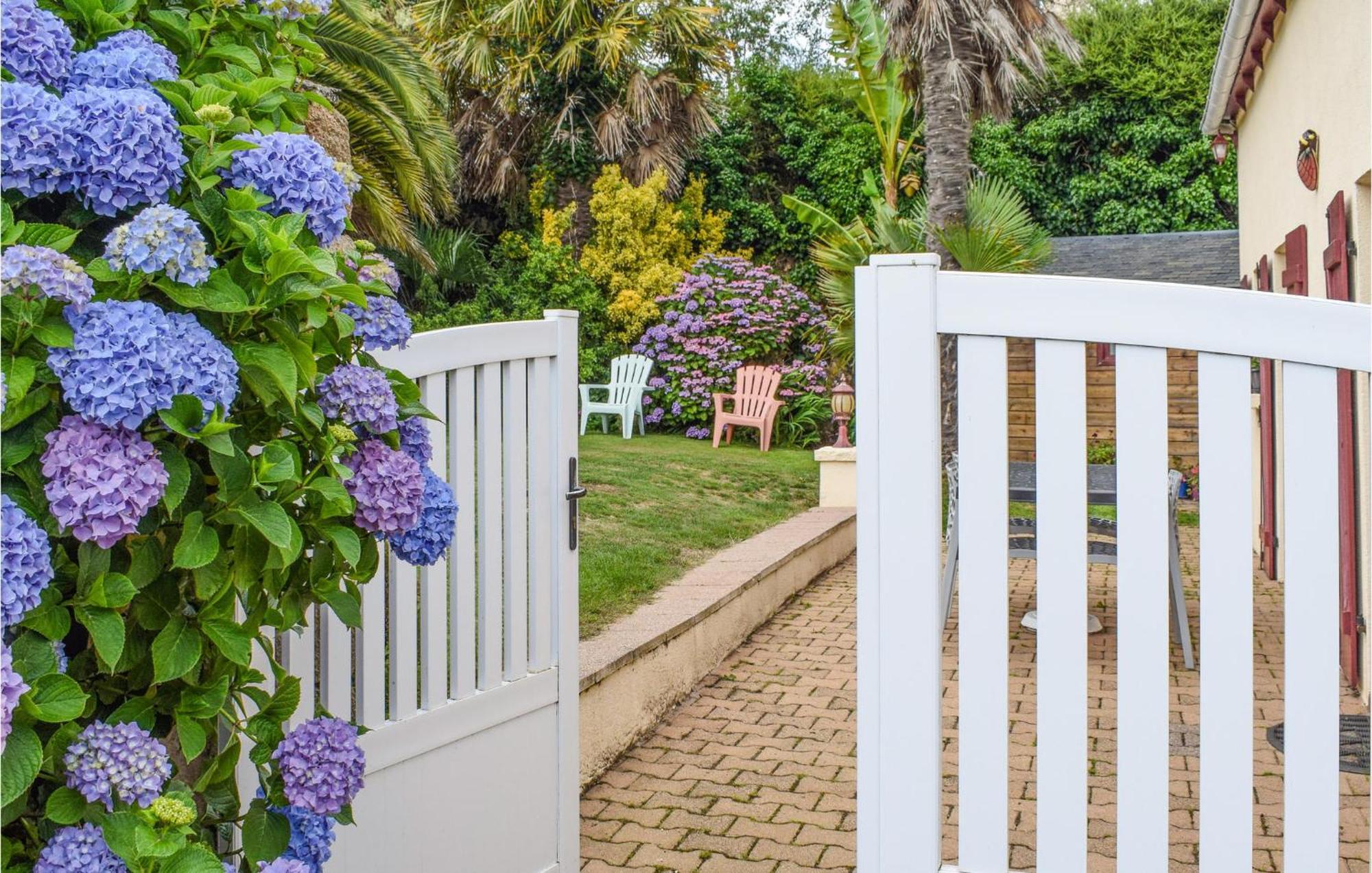3 Bedroom Awesome Home In Lézardrieux מראה חיצוני תמונה